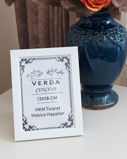13x18 cm Beyaz Fotoğraf Çerçevesi! Ahşap Ayaklı Pvc Camlı Dekoratif Masaüstü Çerçeve!